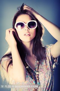 戴白框墨镜的美女模特写真摄影高清图片