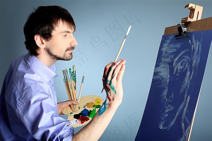画画的男士图片