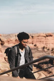 年轻男生户外图片 年轻男生户外图片