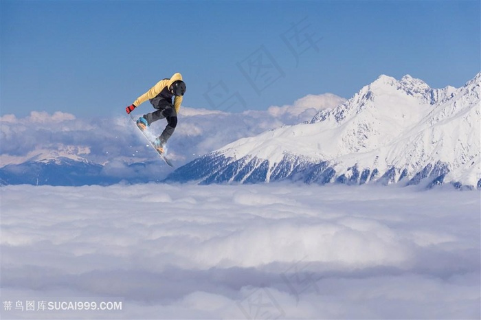 雪山滑雪的人物高清