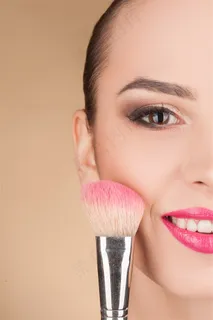 微笑的化妆美女