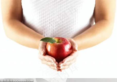 人物手势元素-手捧苹果手势特写