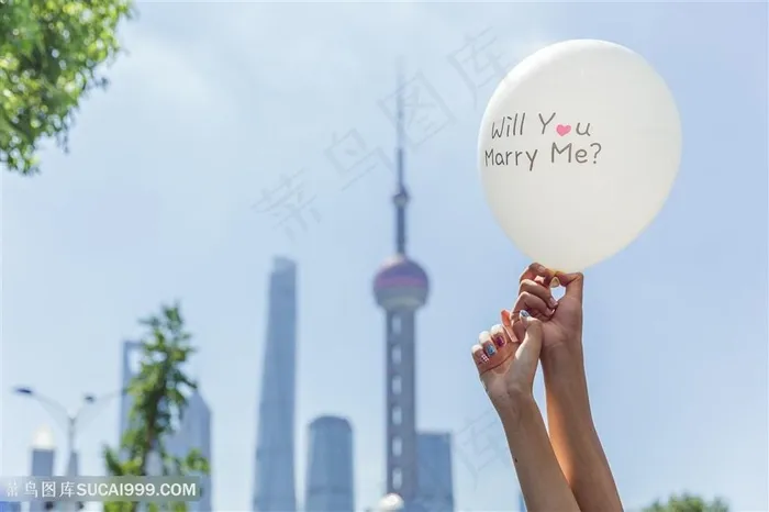 上海情侣手举求婚气球素材