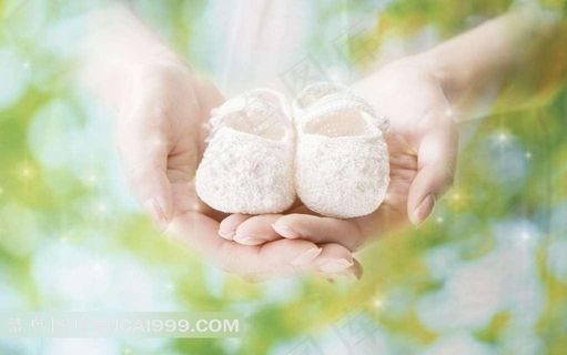 一双手捧着一对儿童舞鞋