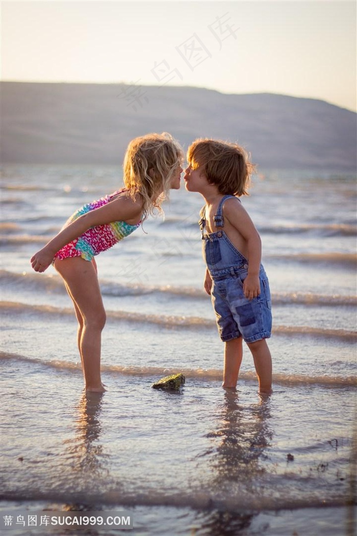沙滩玩耍双胞胎