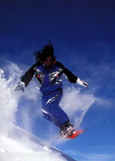 蓝天白雪滑雪男人