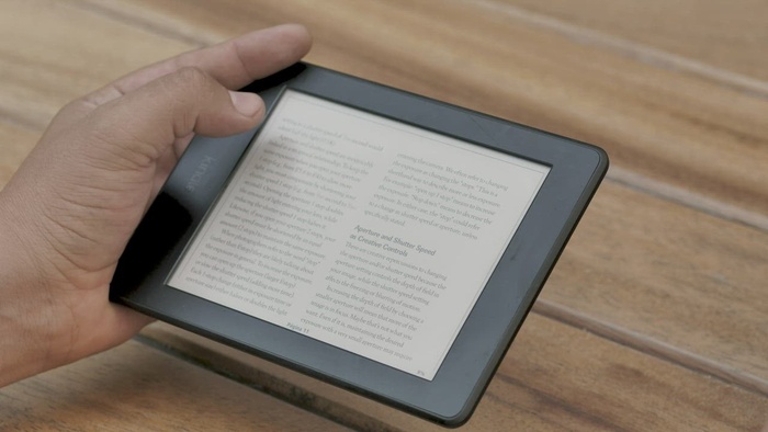 一个人一边喝咖啡一边看电子书