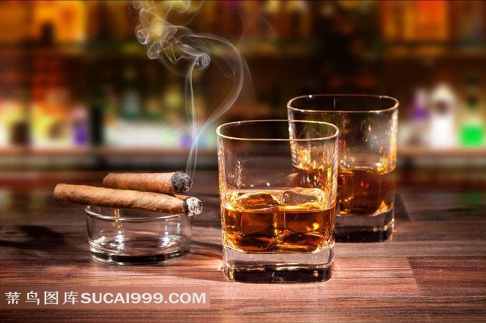 桌子上的雪茄与酒水