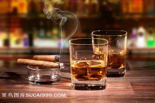 桌子上的雪茄与酒水
