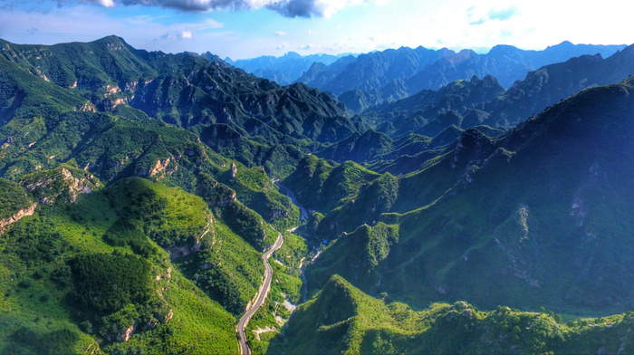 群山峻岭蜿蜒巍峨