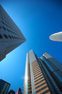 蓝天下的城市高楼建筑高清图片