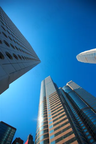 蓝天下的城市高楼建筑高清图片