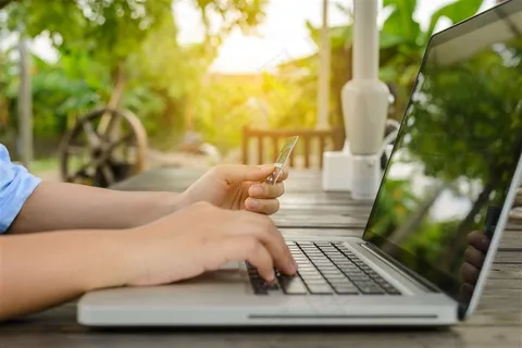 正在操作笔记本电脑的手