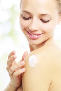 涂护肤品的外国美女图片