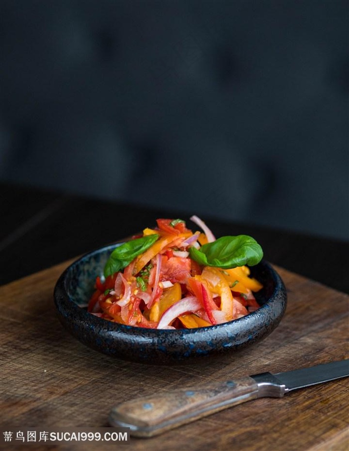 幽暗背景下的美食图片