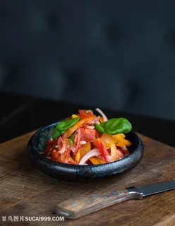 幽暗背景下的美食图片