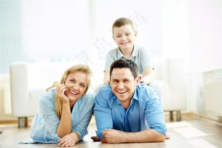 爬在地板上的幸福一家三口