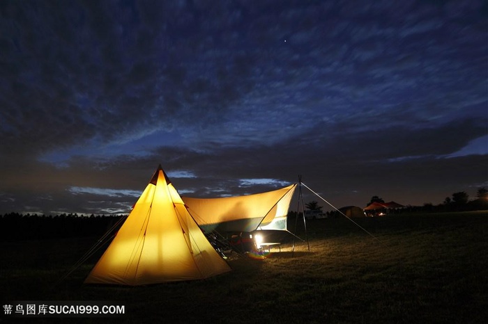 户外帐篷野营与夕阳景色