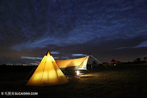 户外帐篷野营与夕阳景色