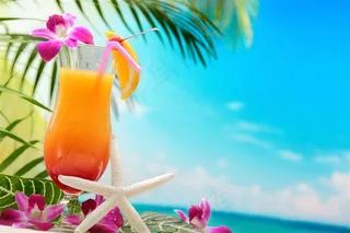 沙滩上的果汁饮料高清图片素材