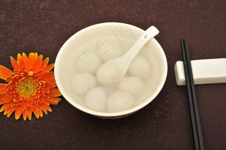 元宵节吃汤圆图片下载
