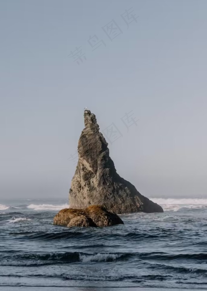 矗立在海上的岩石