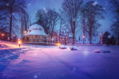 雪地树林里的房子唯美风景图片 雪地树林里的房子唯美风景图片