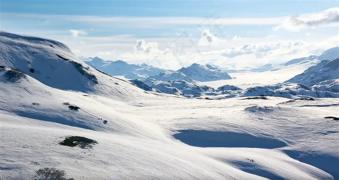 纯白无暇的雪山