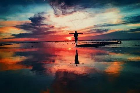 红色浪漫天空之境海面风景图片 红色浪漫天空之境海面风景图片