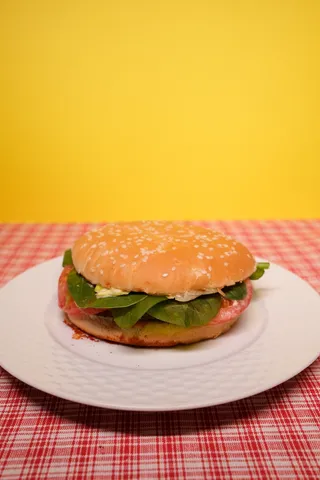 黄色美味汉堡摄影素材