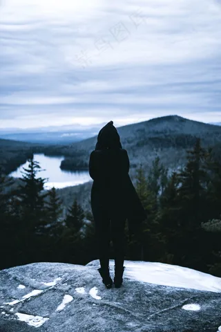 山顶孤独背影图片