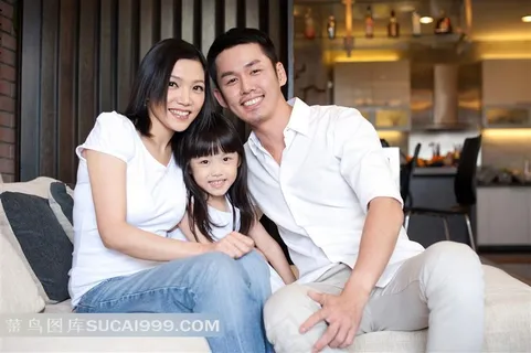 靠在一起的幸福一家人合照摄影高清图片 靠在一起的幸福一家人合照摄影高清图片