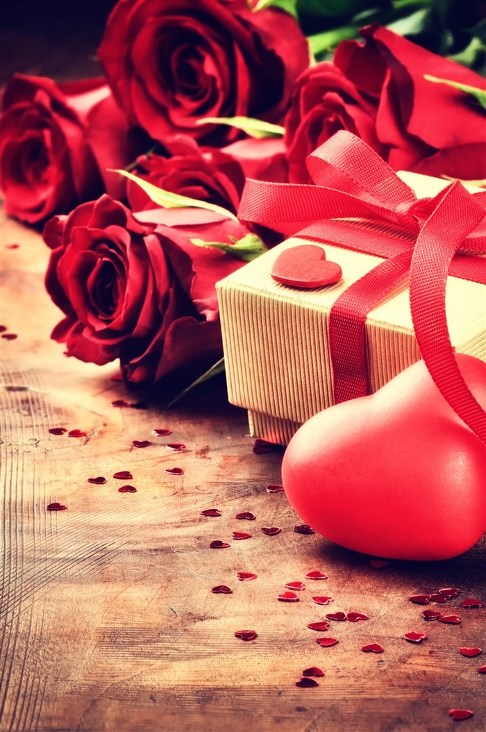 唯美红色玫瑰花和礼品