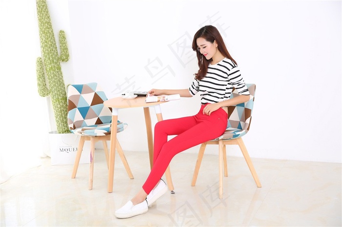 紧身裤女模特特写图片