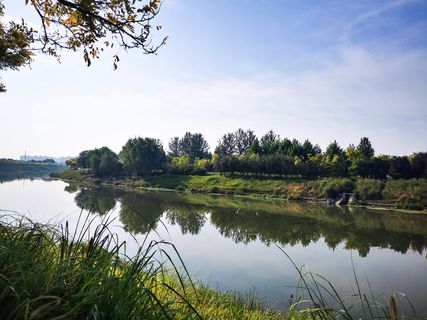 北京市通明湖早晨阴天钓鱼人河流美丽景色