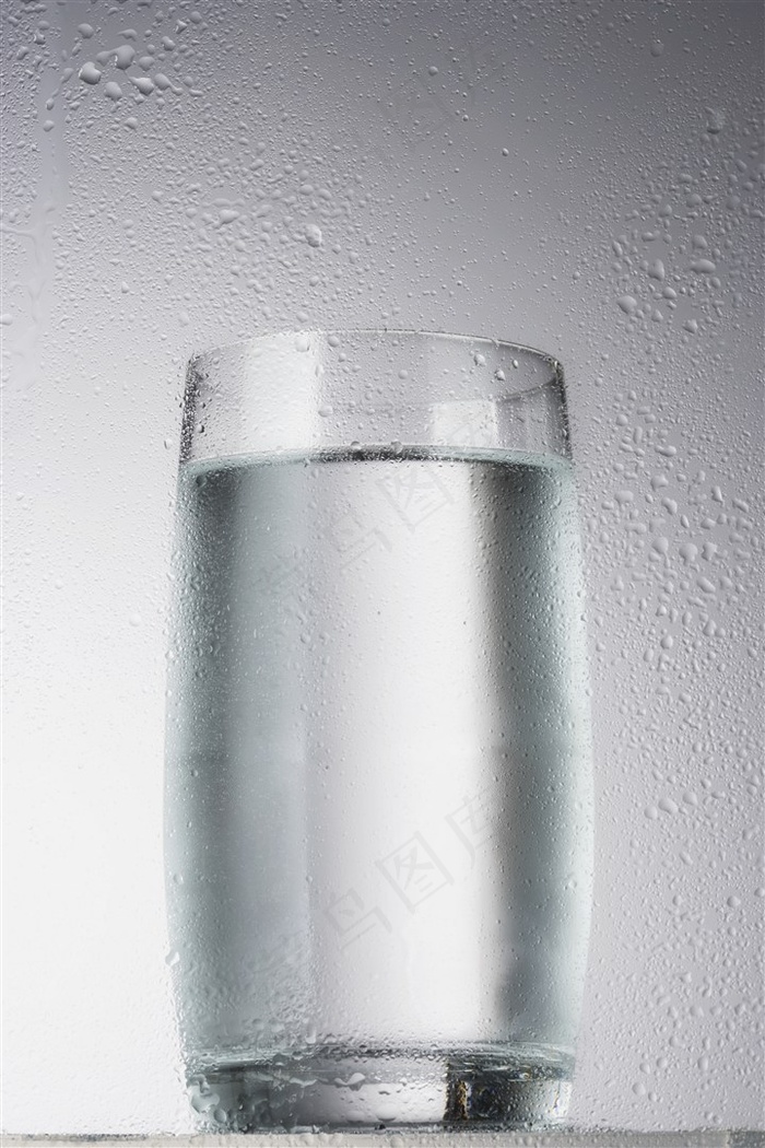 装着清水的杯子与水珠