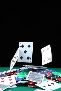 扑克牌与赌博筹码高清图片