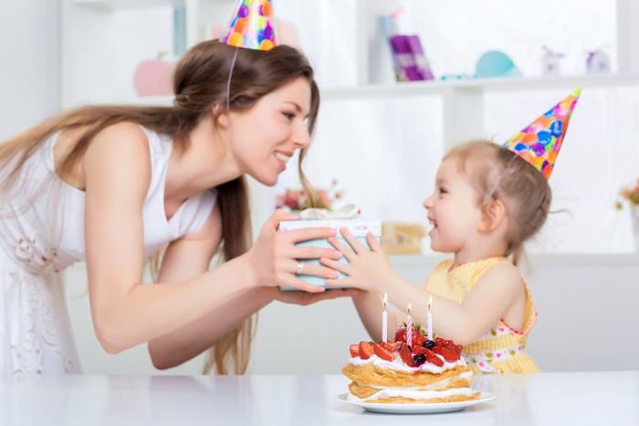 妈妈给女儿礼物开心