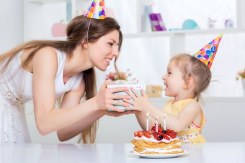 妈妈给女儿礼物开心