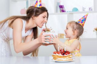 妈妈给女儿礼物开心