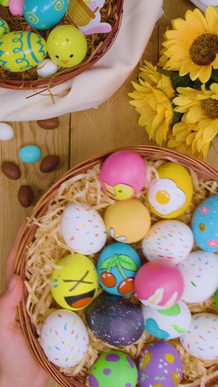 在一张桌上的美丽的复活节彩蛋与花