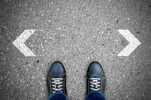 路的两方和男人的脚 路的两方和男人的脚
