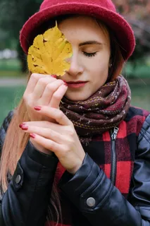 拿着树叶遮住眼睛的美女图片 拿着树叶遮住眼睛的美女图片