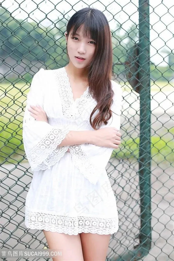 站在铁丝网边的美女图片