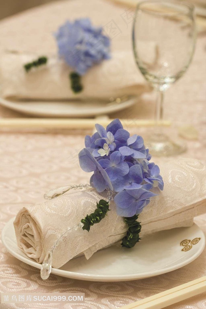 婚宴上的餐盘毛巾和花朵