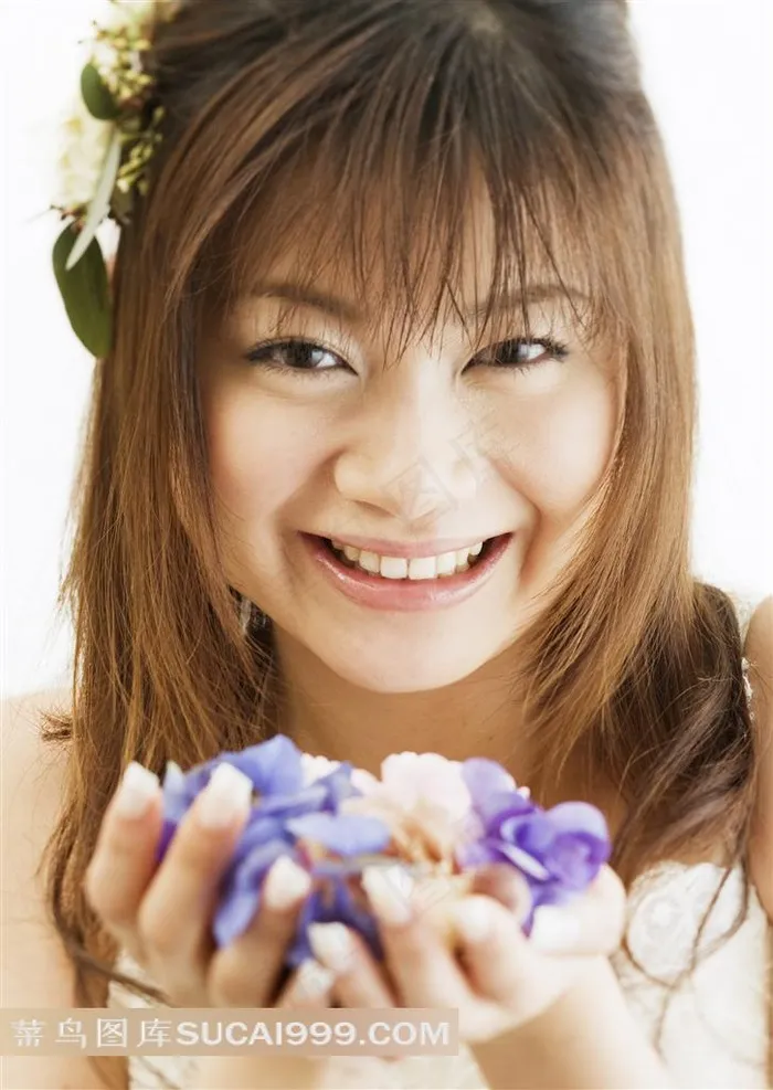 甜美微笑捧鲜花的新娘