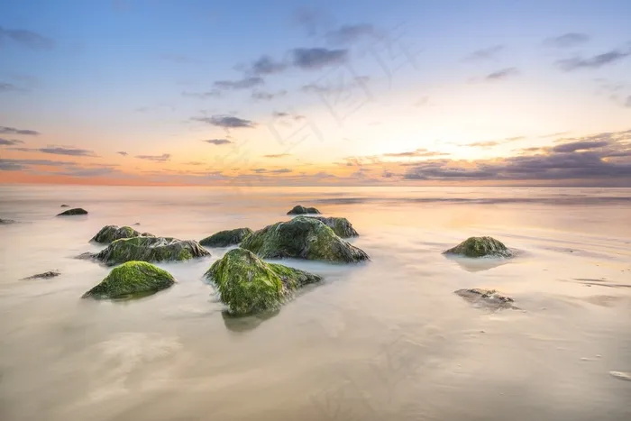 海滨石头卵石日落海海洋水