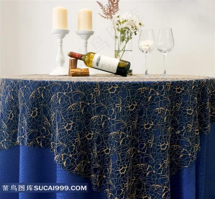 餐桌上的酒瓶高脚杯和鲜花蜡烛摄影图片