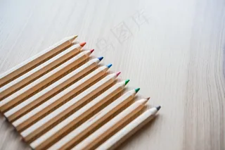 原木彩色铅笔图片