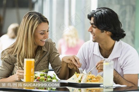 快乐就餐的中东情侣素材 快乐就餐的中东情侣素材